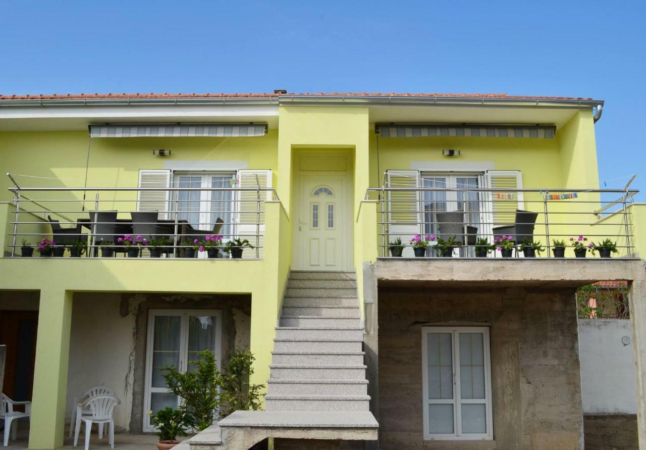 Apartman Rosa Pirovac Exteriör bild
