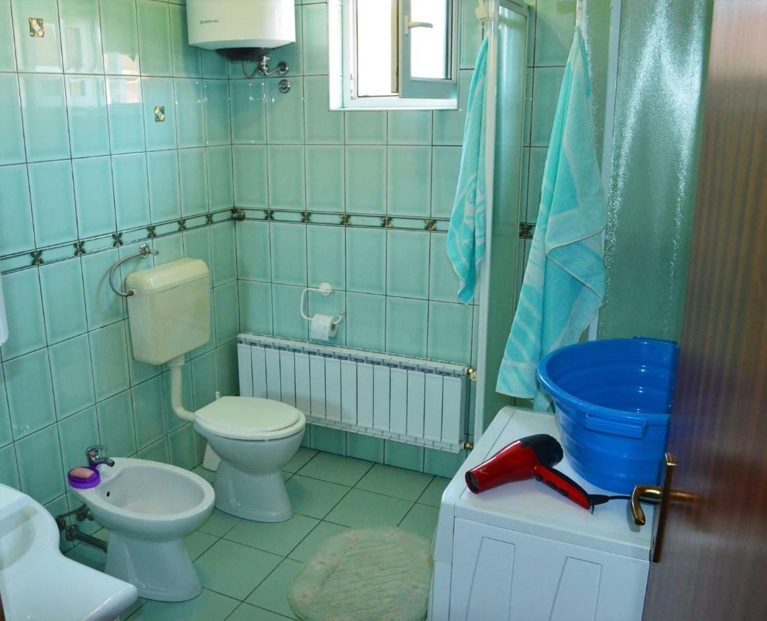 Apartman Rosa Pirovac Exteriör bild