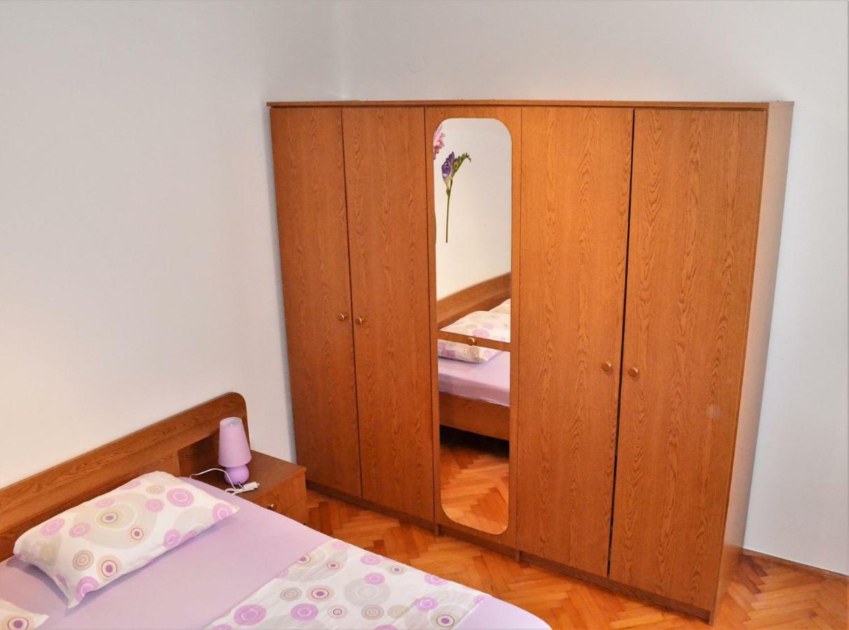Apartman Rosa Pirovac Exteriör bild